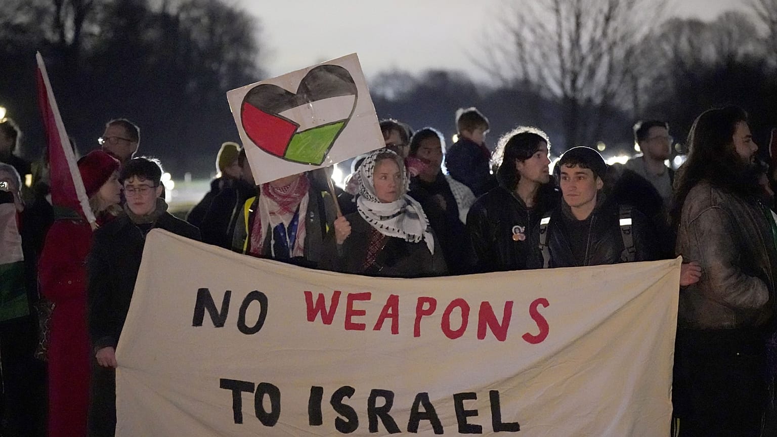 Dublin'de düzenlenen bir gösteride İsrail'e silah satışına karşı döviz taşıyan göstericiler