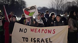Dublin'de düzenlenen bir gösteride İsrail'e silah satışına karşı döviz taşıyan göstericiler