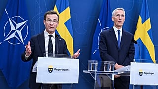 Il primo ministro svedese Ulf Kristersson con il Segretario generale della Nato Jens Stoltenberg