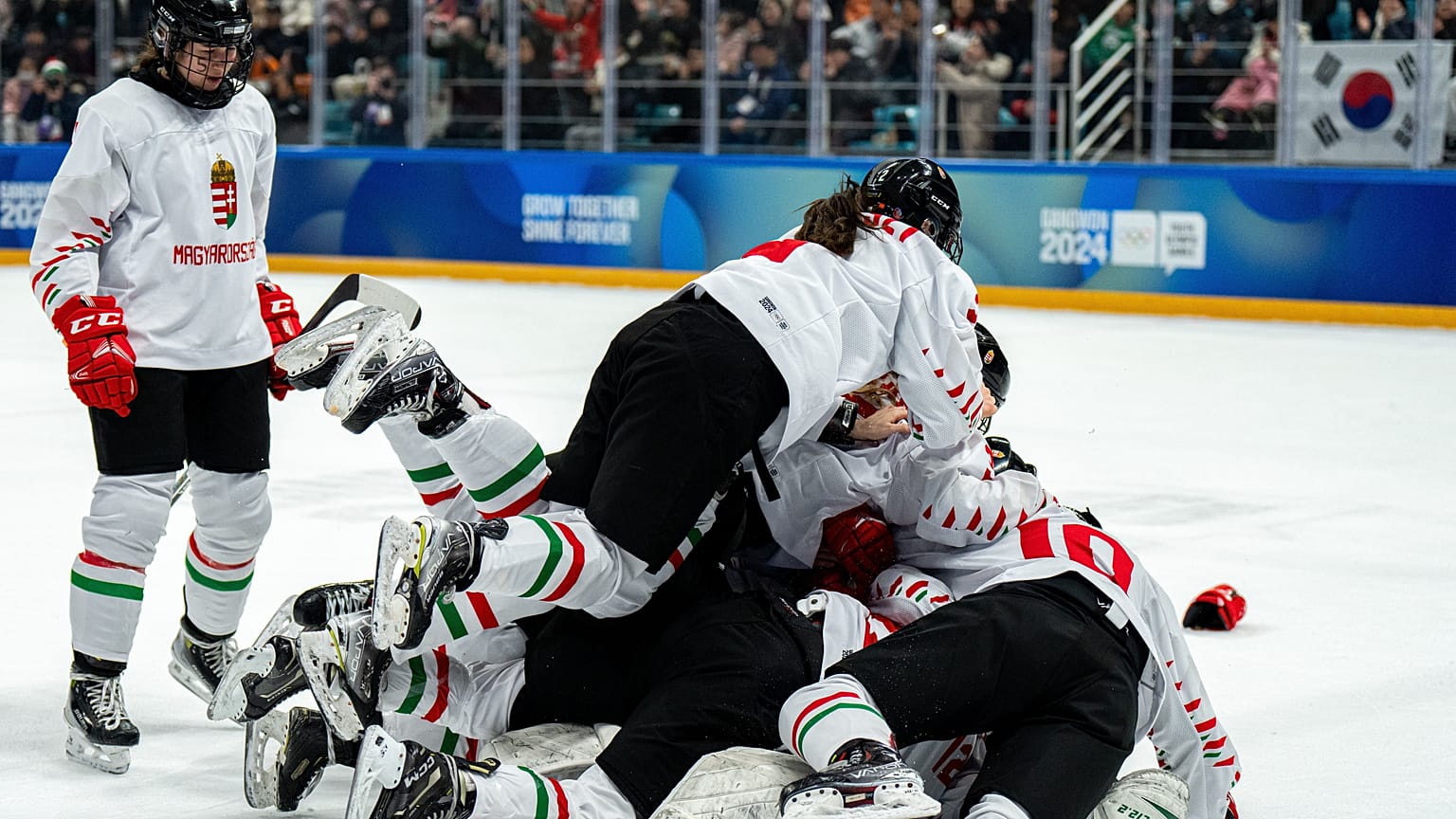 A magyar válogatott tagjai ünnepelnek, miután 10-2-re legyőzték Dél-Koreát a női 3x3-as jégkorongtorna döntőjében a kangvoni téli ifjúsági olimpián 2024. január 25-én.