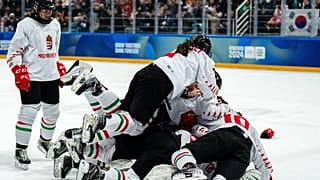 A magyar válogatott tagjai ünnepelnek, miután 10-2-re legyőzték Dél-Koreát a női 3x3-as jégkorongtorna döntőjében a kangvoni téli ifjúsági olimpián 2024. január 25-én.