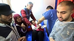 Une équipe médicale s'affaire autour d'une jeune fille blessée dans un bombardement de l'armée israélienne visant un bâtiment de l'ONU à Khan Younès; le 24 janvier 2024.