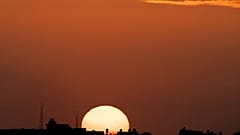 A nap lenyugszik a Gázai övezet mögött, Dél-Izraelből nézve, az izraeli-gázai határ közelében