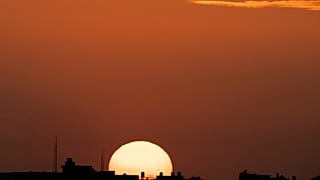 A nap lenyugszik a Gázai övezet mögött, Dél-Izraelből nézve, az izraeli-gázai határ közelében