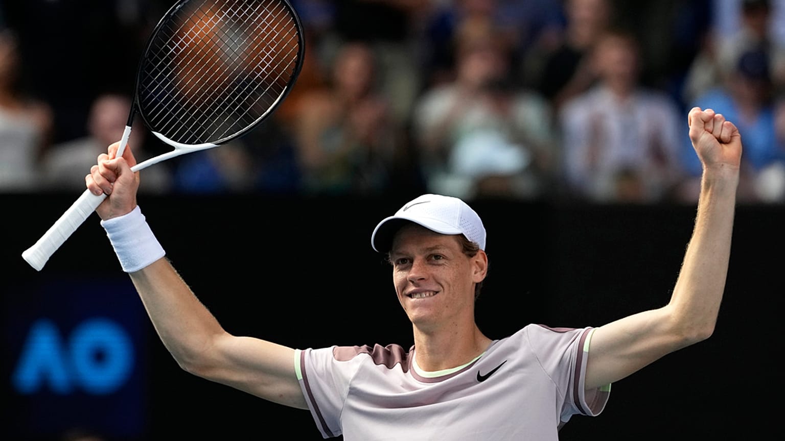 Jannick Sinner célèbre sa victoire face à Novak Djokovic en demi-finale de l'Open d'Australie, le 26 janvier 2024.