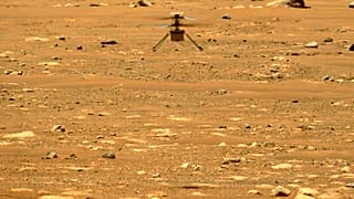 El helicóptero Mars Ingenuity sobrevuela la superficie del planeta durante su segundo vuelo el 22 de abril de 2021.