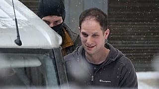 Evan Gershkovich wurde in einem Transporter zum Gericht gebracht und dann von einem vermummten Mann eskortiert.