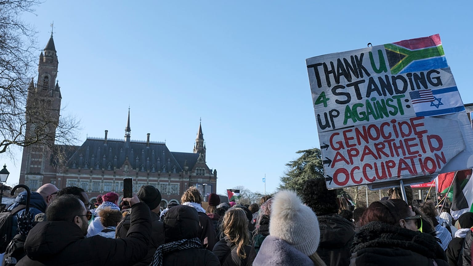 Hollanda'nın Lahey kentinde bulunan Uluslararası Adalet Divanı önünde bekleyen eylemciler 