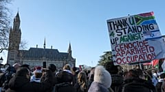 Hollanda'nın Lahey kentinde bulunan Uluslararası Adalet Divanı önünde bekleyen eylemciler 