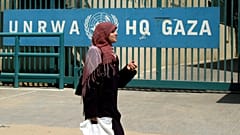 Eine Frau geht am UNRWA-Hauptquartier in Gaza vorbei