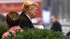 Eski ABD Başkanı Donald Trump, bir kadın yazara tecavüz ve ardından hakaret ile ilgili gittiği Manhattan'daki mahkemede öfkelenerek salonu terk etti