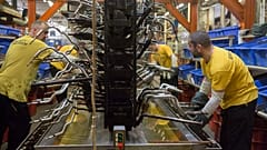 Dolgozók a ContiTech Fluid Automotive Hungária Kft. makói üzemében