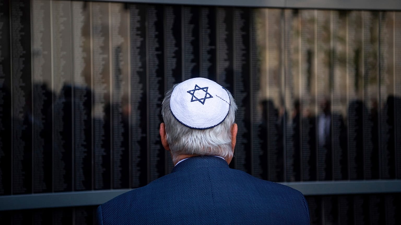 Un hombre judío en el recuerdo a las víctimas del Holocausto.