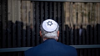 Un hombre judío en el recuerdo a las víctimas del Holocausto.