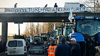 Protesta de agricultores franceses este viernes en Francia en una carretera cerca de Ableiges, al norte de París