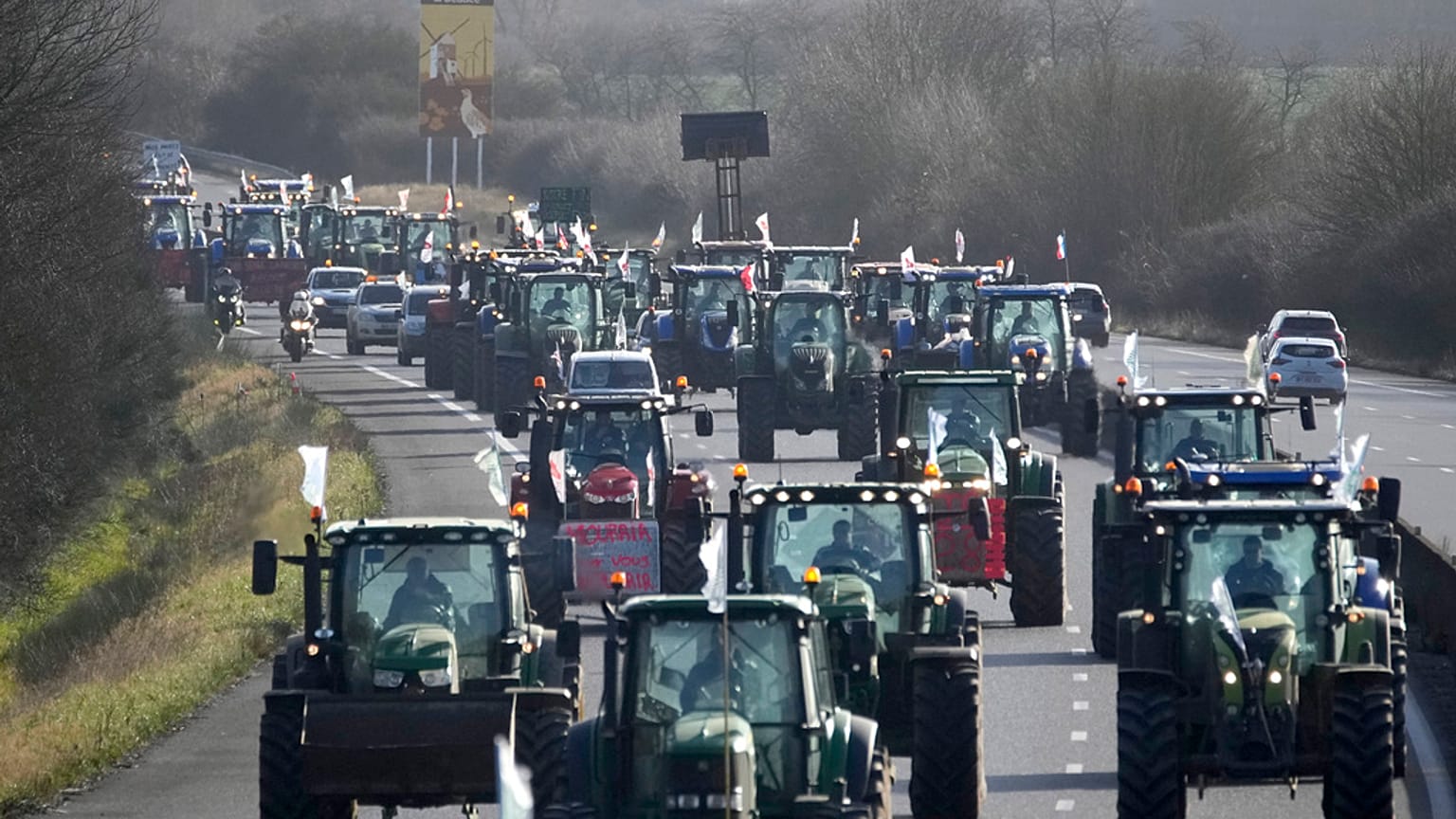 In Frankreich haben Landwirte wichtige Straßen und Autobahnen mit Traktoren und Heuballen blockiert. 