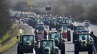 In Frankreich haben Landwirte wichtige Straßen und Autobahnen mit Traktoren und Heuballen blockiert.