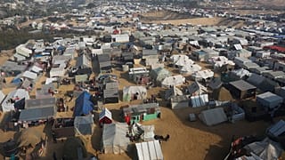 فلسطينيون نازحون جراء القصف الإسرائيلي على قطاع غزة في منطقة المواسي يوم الاثنين 1 يناير 2024