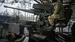 Ukrainische Soldaten feuern mit eine "Bohdana"-Haubitze auf russische Stellungen in der Nähe von Bachmut, 26. Januar 2024