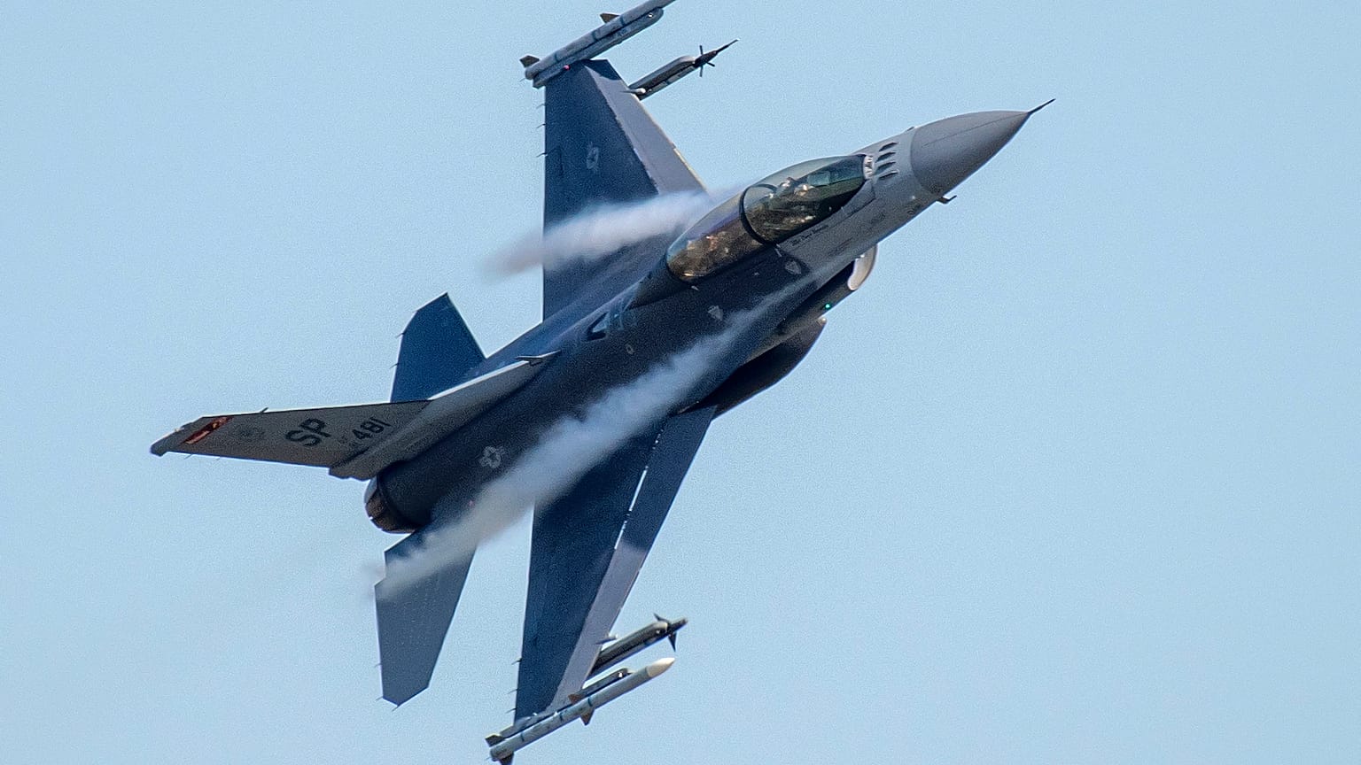 طائرة مقاتلة من طراز F-16 تحلق فوق قاعدة سبانغدالم الجوية للقوات الأمريكية في سبانغدالم، ألمانيا