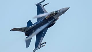 طائرة مقاتلة من طراز F-16 تحلق فوق قاعدة سبانغدالم الجوية للقوات الأمريكية في سبانغدالم، ألمانيا