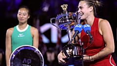 Sabalenka con el trofeo.