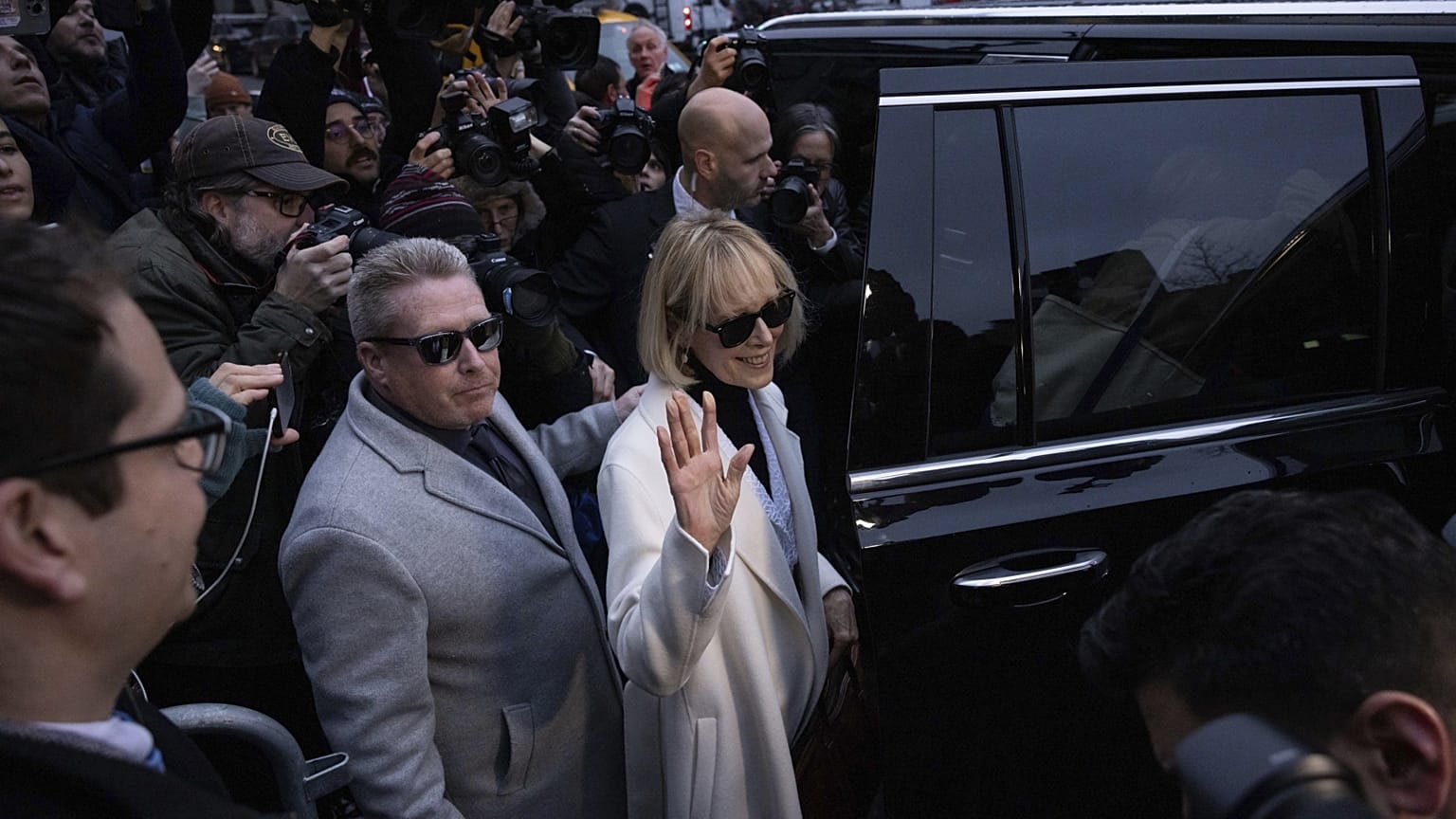 E. Jean Carroll, a győztes felperes elhagyja a bíróság épületét