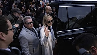 E. Jean Carroll, a győztes felperes elhagyja a bíróság épületét