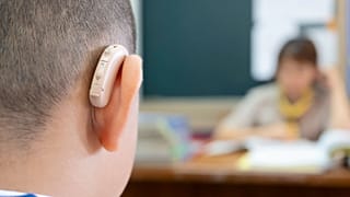 عکس تزئینی از کودک ناشنوا