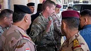 اللواء جويل "جي بي." فويل ترأس وفد التحالف الدولي المفاوض
