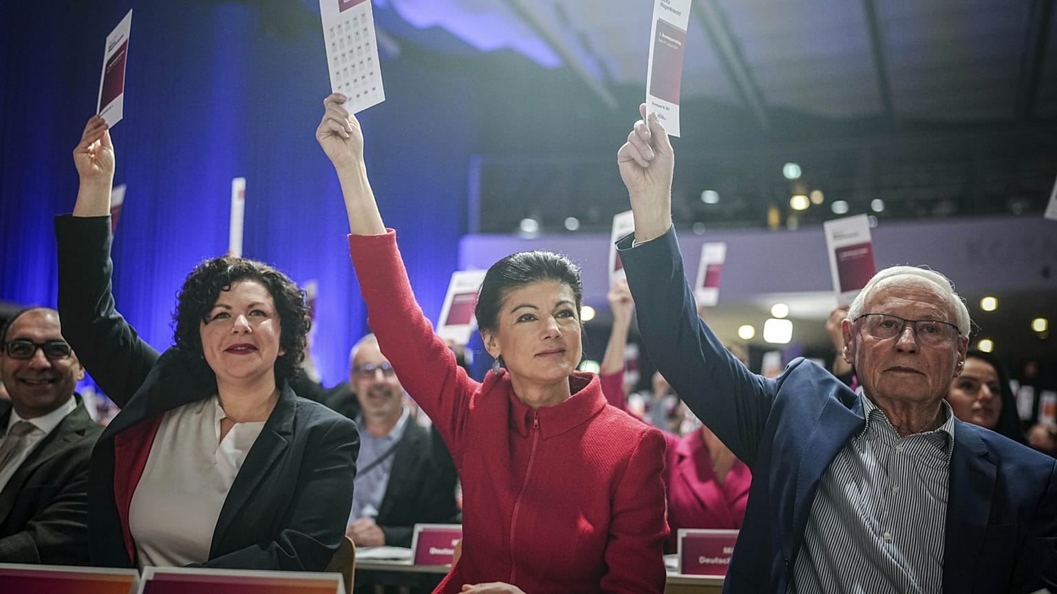 Középen az új párt elnöke, mellette a férje, Oskar Lafontaine