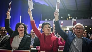 Középen az új párt elnöke, mellette a férje, Oskar Lafontaine