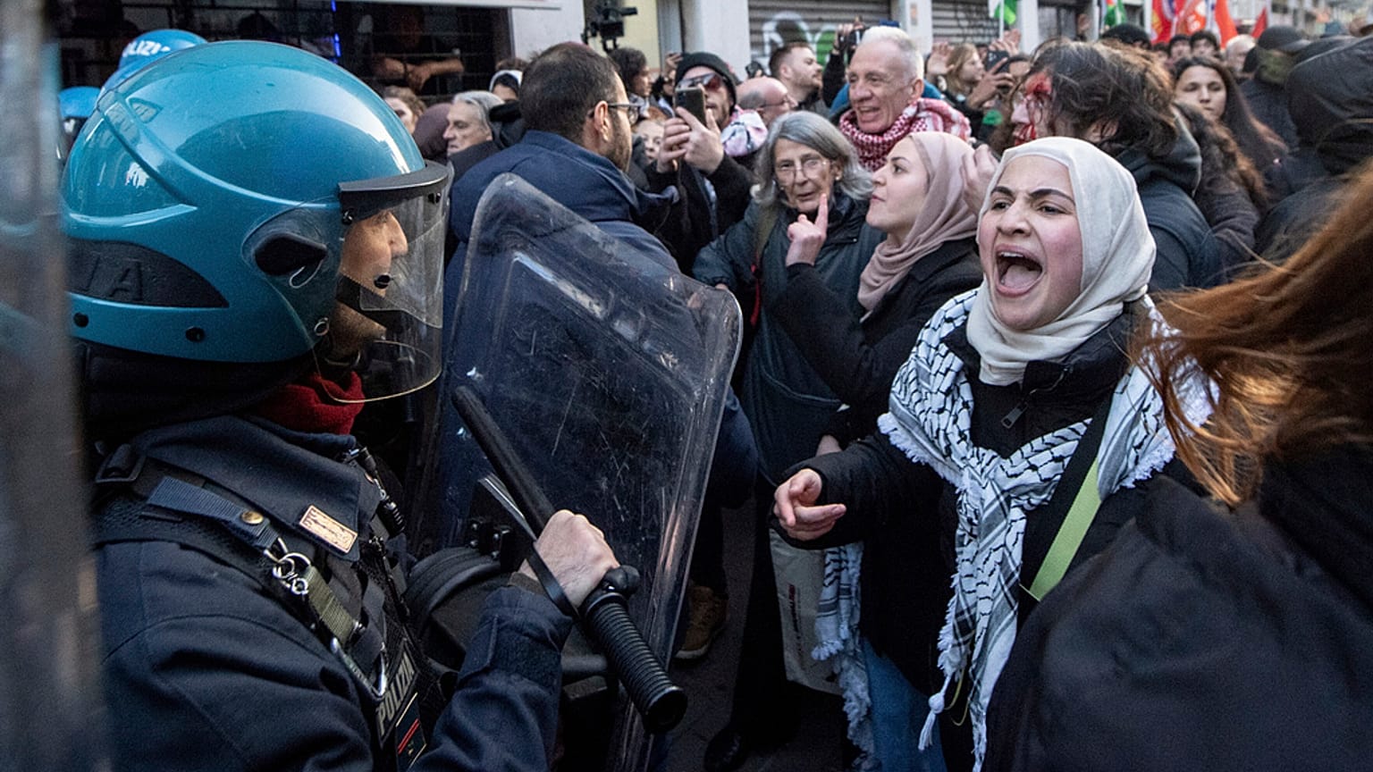Zusammenstöße zwischen Polizei und Demonstranten während einer Kundgebung zur Unterstützung der Palästinenser in Mailand, 27. Januar 2024.