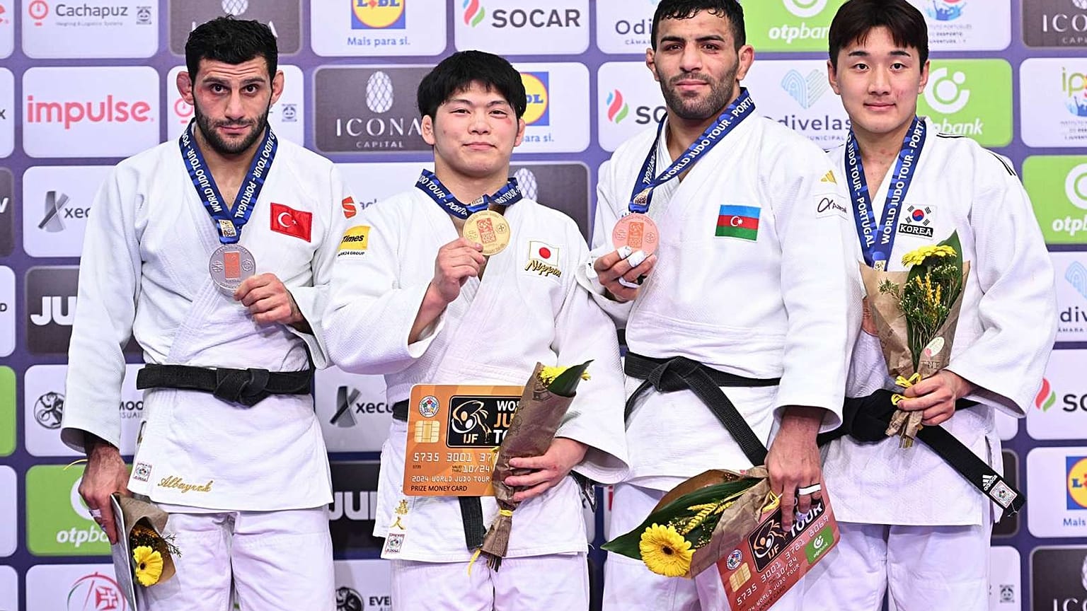 Judokas con sus medallas