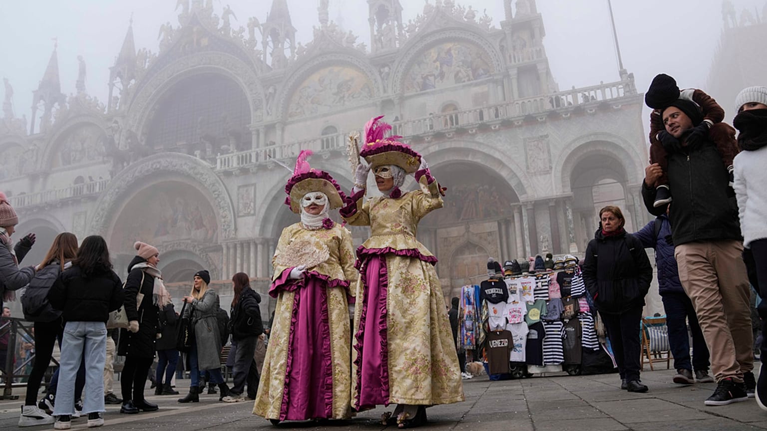 Il primo giorno del Carnevale, in una Venezia immersa nella nebbia