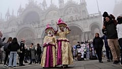 Jelmezesek és érdeklődők a Szent Márk téren