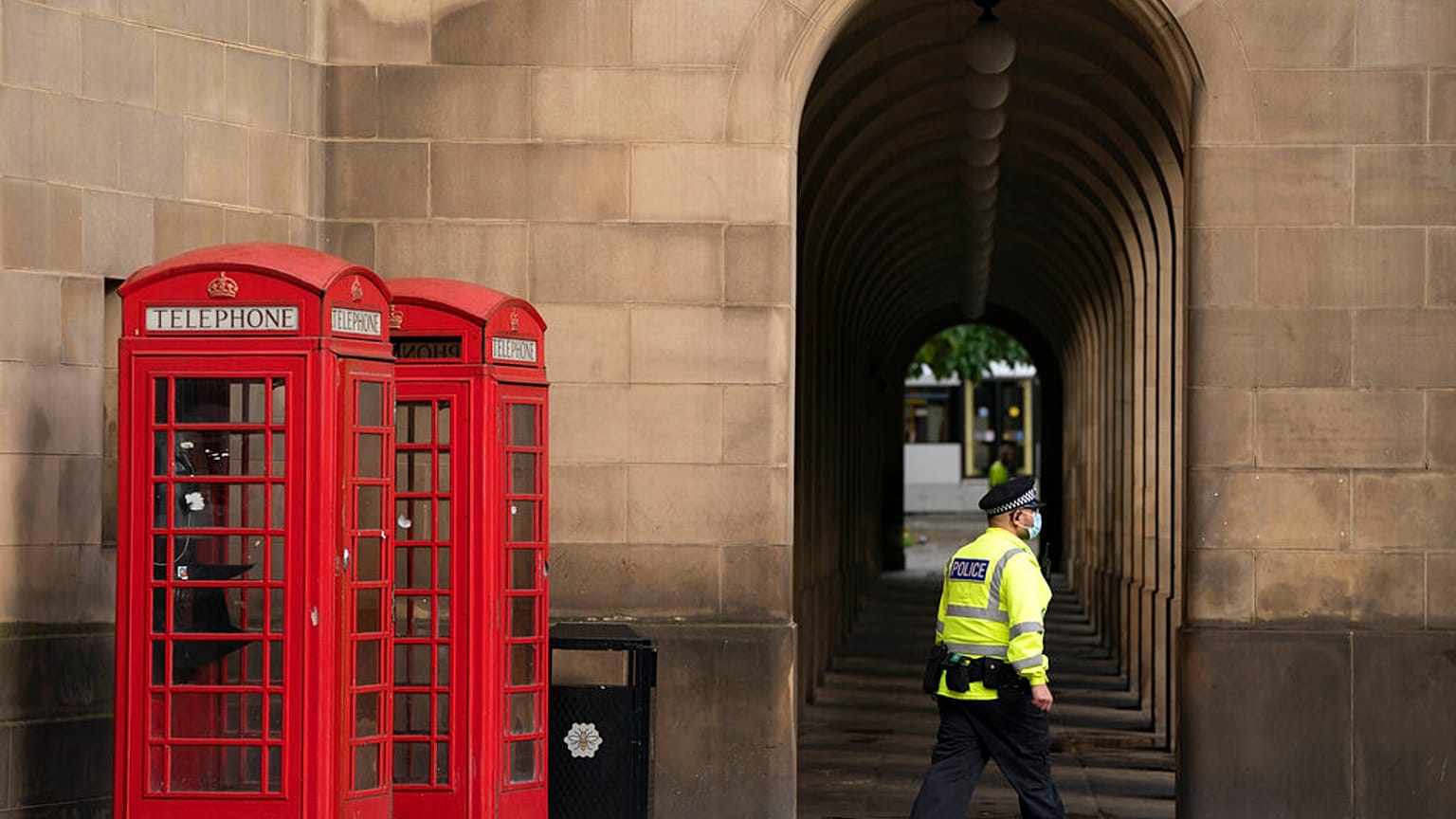 Imagen de archivo de un policía en Liverpool.