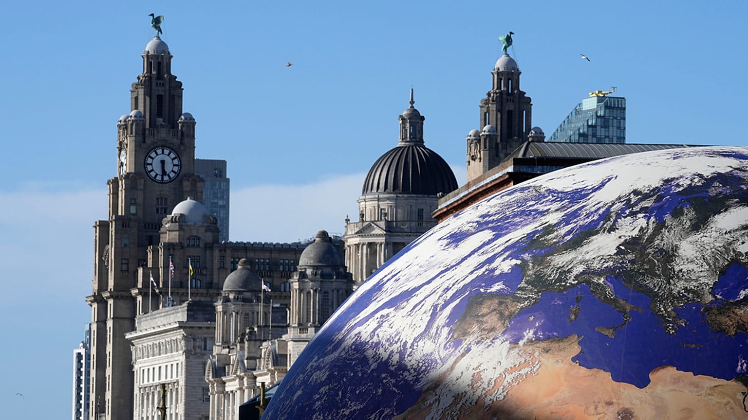 SYMBOLBILD Ein riesiger Erdball zeigt Europa vor der Skyline von Liverpool, England, 9. Mai 2023.
