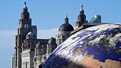 SYMBOLBILD Ein riesiger Erdball zeigt Europa vor der Skyline von Liverpool, England, 9. Mai 2023.
