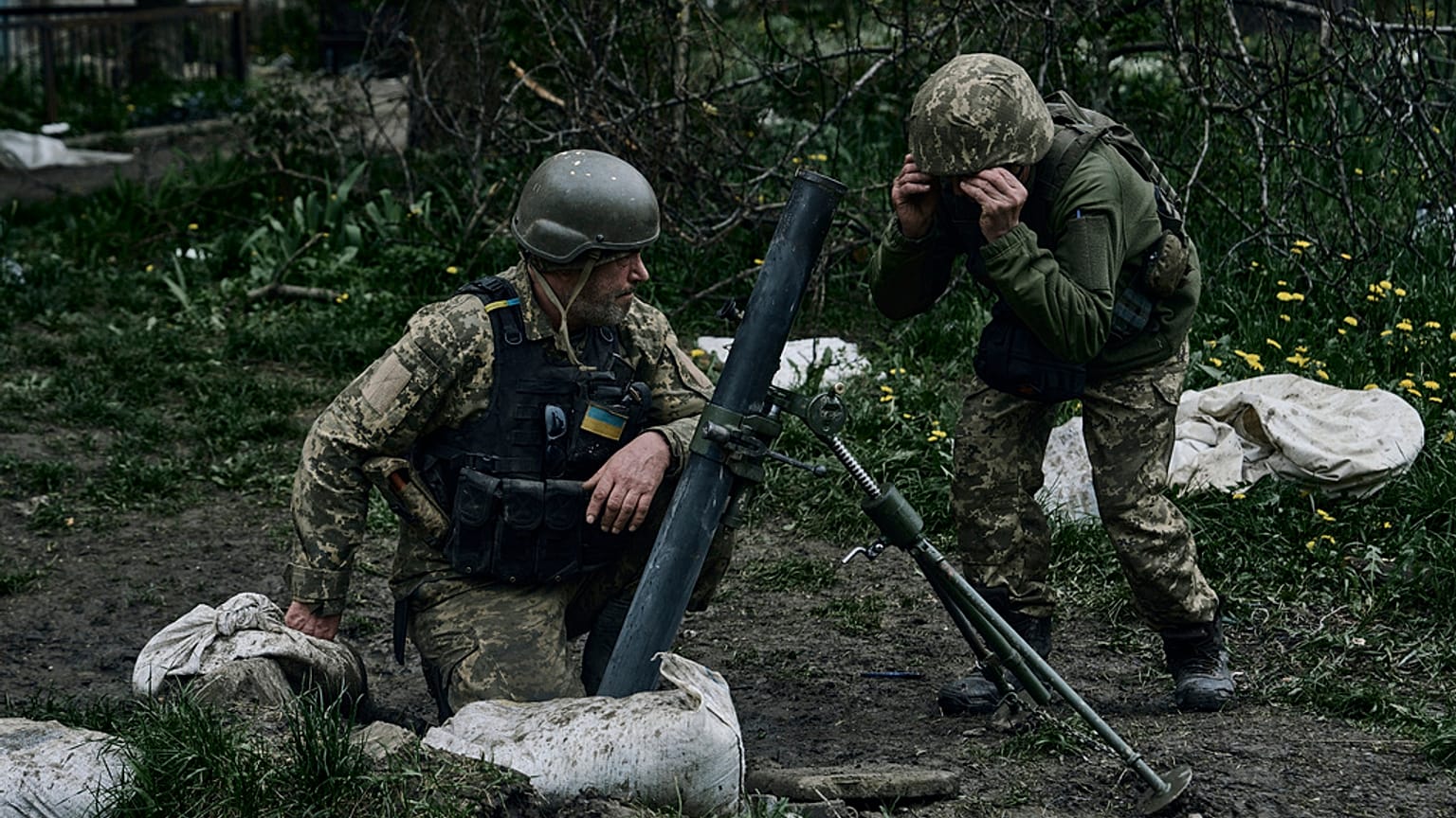 Tüzelésre készülő ukrán katonák Avdijivka közelében 2023. április 28-án