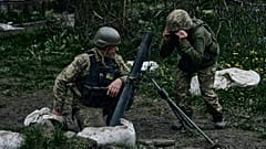 Tüzelésre készülő ukrán katonák Avdijivka közelében 2023. április 28-án