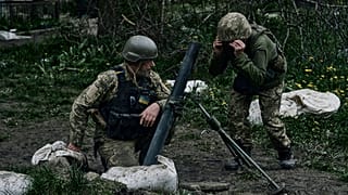 Tüzelésre készülő ukrán katonák Avdijivka közelében 2023. április 28-án