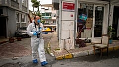 Um agente forense da polícia turca trabalha perto da igreja de Santa Maria em Istambul, Turquia, no domingo