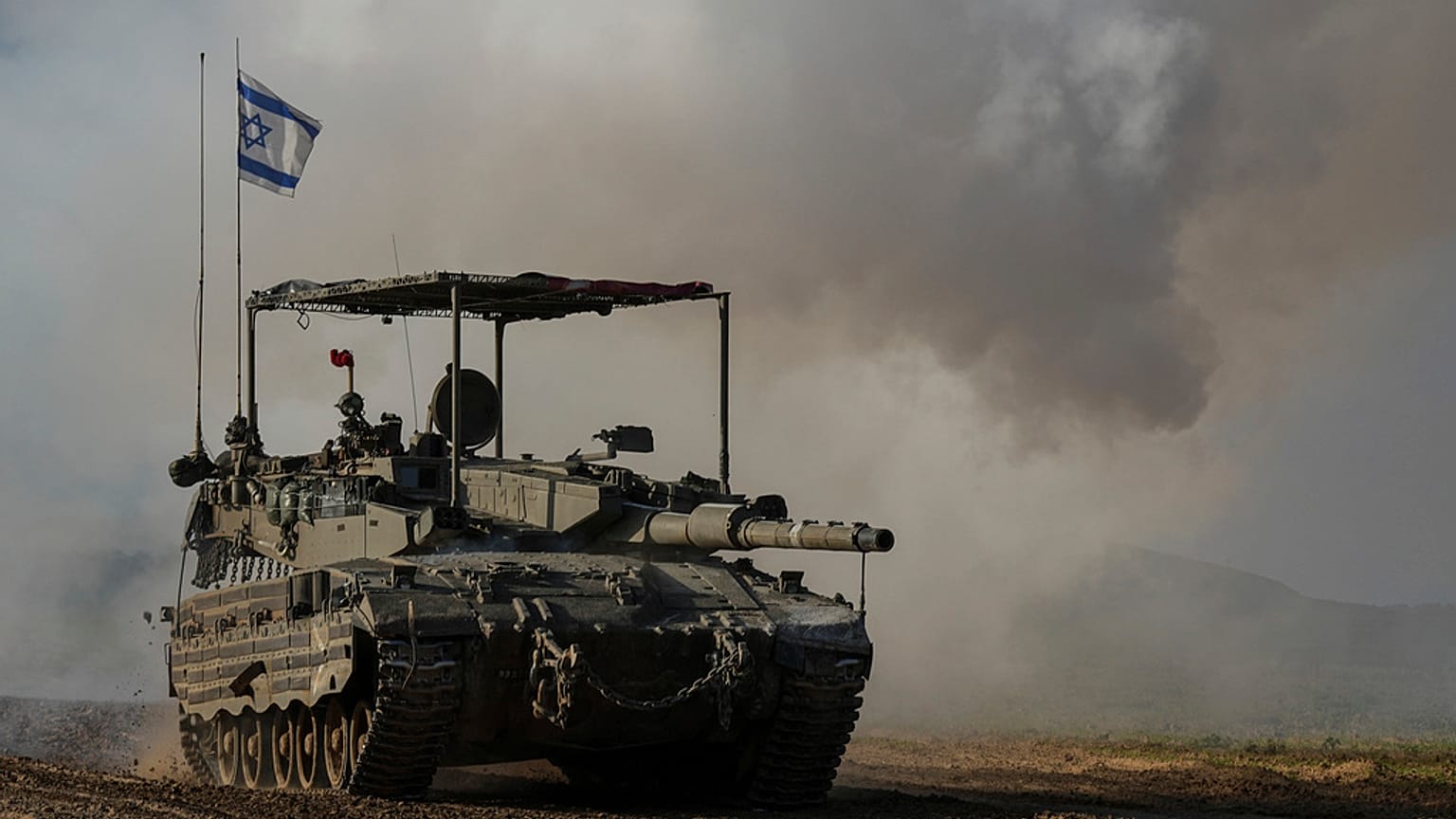 Israelische Panzer in Richtung auf den Gazastreifen unterwegs