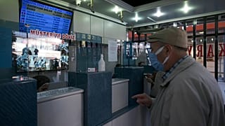 Bankadan maaşını alan bir emekli. Ankara 