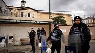 Des policiers turcs montent la garde dans une zone bouclée à l'extérieur de l'église Santa Maria, à Istanbul, en Turquie, le dimanche 28 janvier 2024.