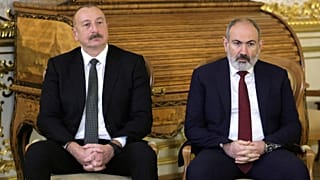 Azerbaycan Cumhurbaşkanı İlham Aliyev (sol), Ermenistan Başbakanı Nikol Paşinyan