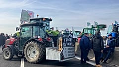 Französische Bauern blockieren eine Autobahn nach Paris bei Jossigny, 29. Januar