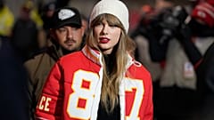 Taylor Swift llega antes de un partido de fútbol americano de la NFL entre los Chiefs y los Miami Dolphins, el 13 de enero de 2024, en Kansas City, Missouri.