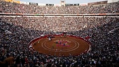 Imagen de las gradas de la Plaza Monumental de Ciudad de México, repletas de espectadores que han acudido al coso para asistir a una corrida de toros.